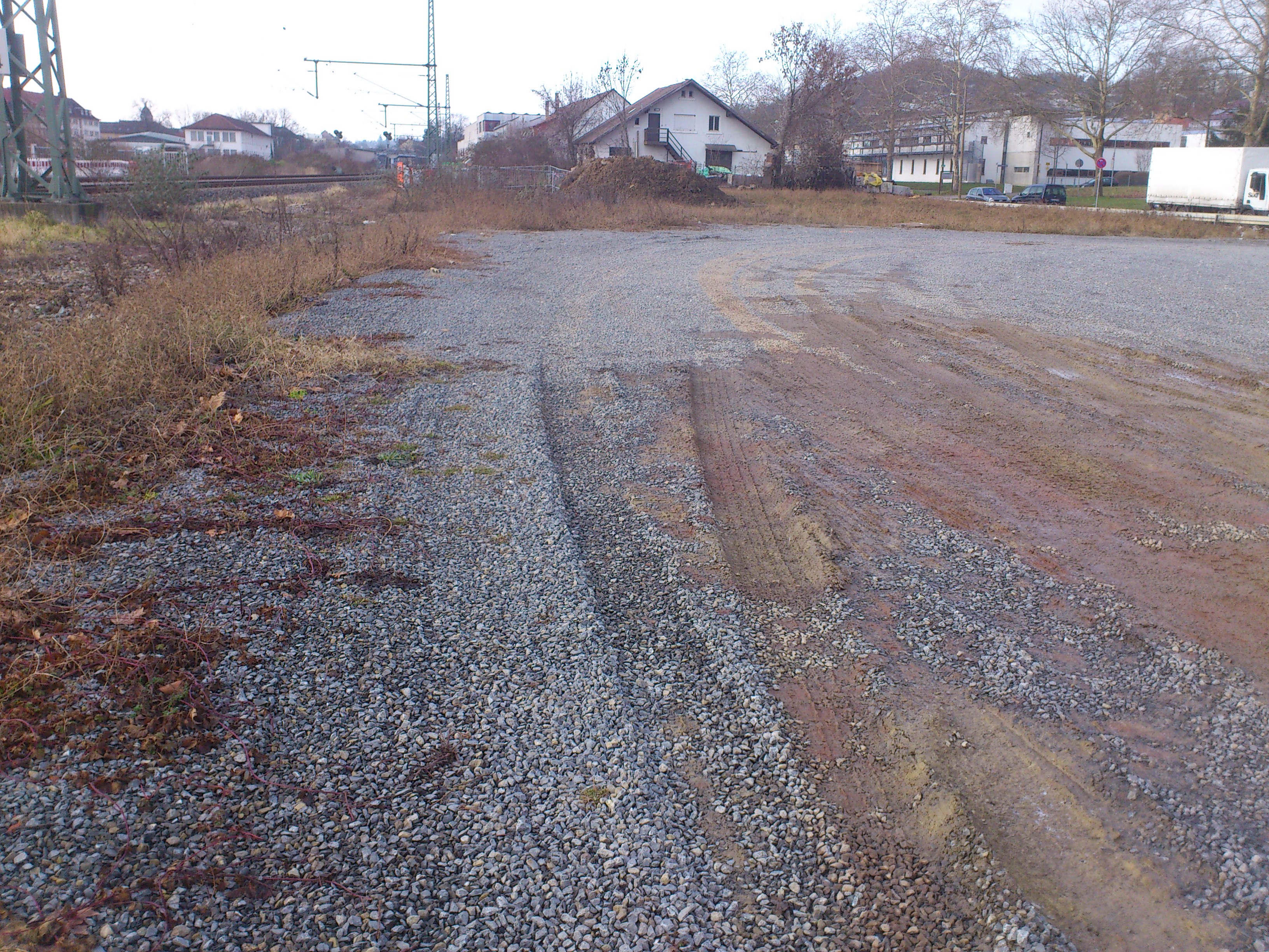 Bahngebiet südlich der Kelterstraße Pforzheim Maihälden - Nordseite der Bahnlinie mit Autohaus